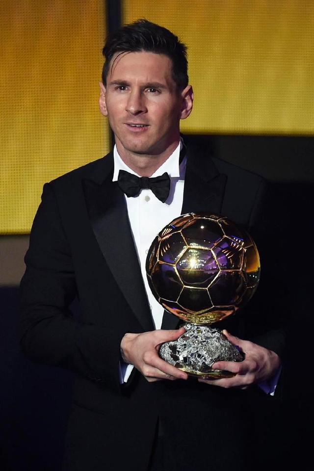 足球报：李新翔脚踝韧带轻伤伤停2周，加布里埃尔还无法合练（足球报称：李新翔脚踝韧带轻伤将缺阵两周，加布里埃尔仍无法随队合练）