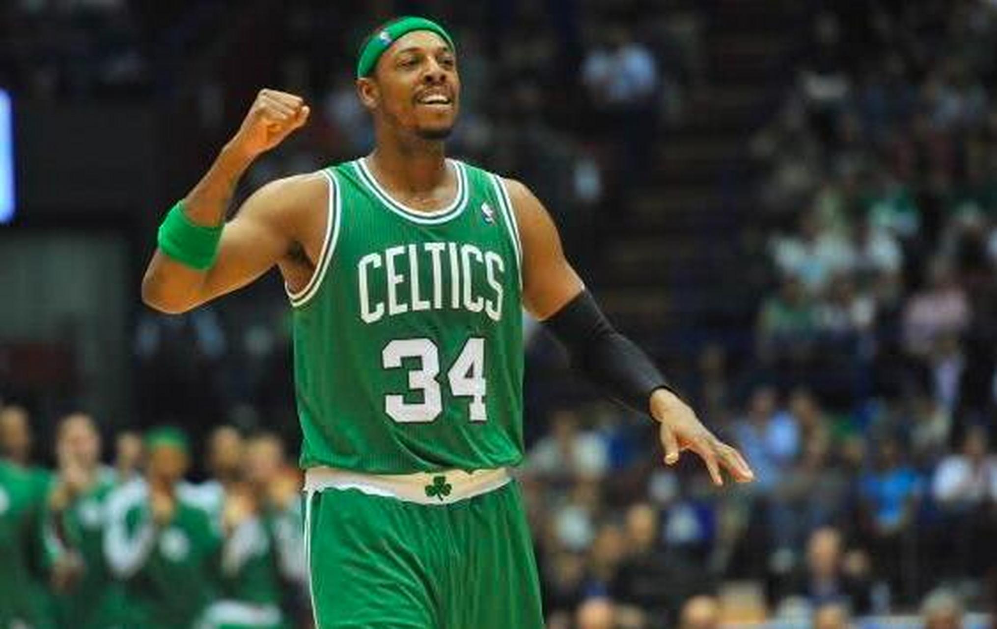 太阳报：英乙球迷朝对方门将扔椅子，被球队主帅严厉批评（《太阳报》：英乙球迷向对方门将掷椅，本队主帅怒批此举）